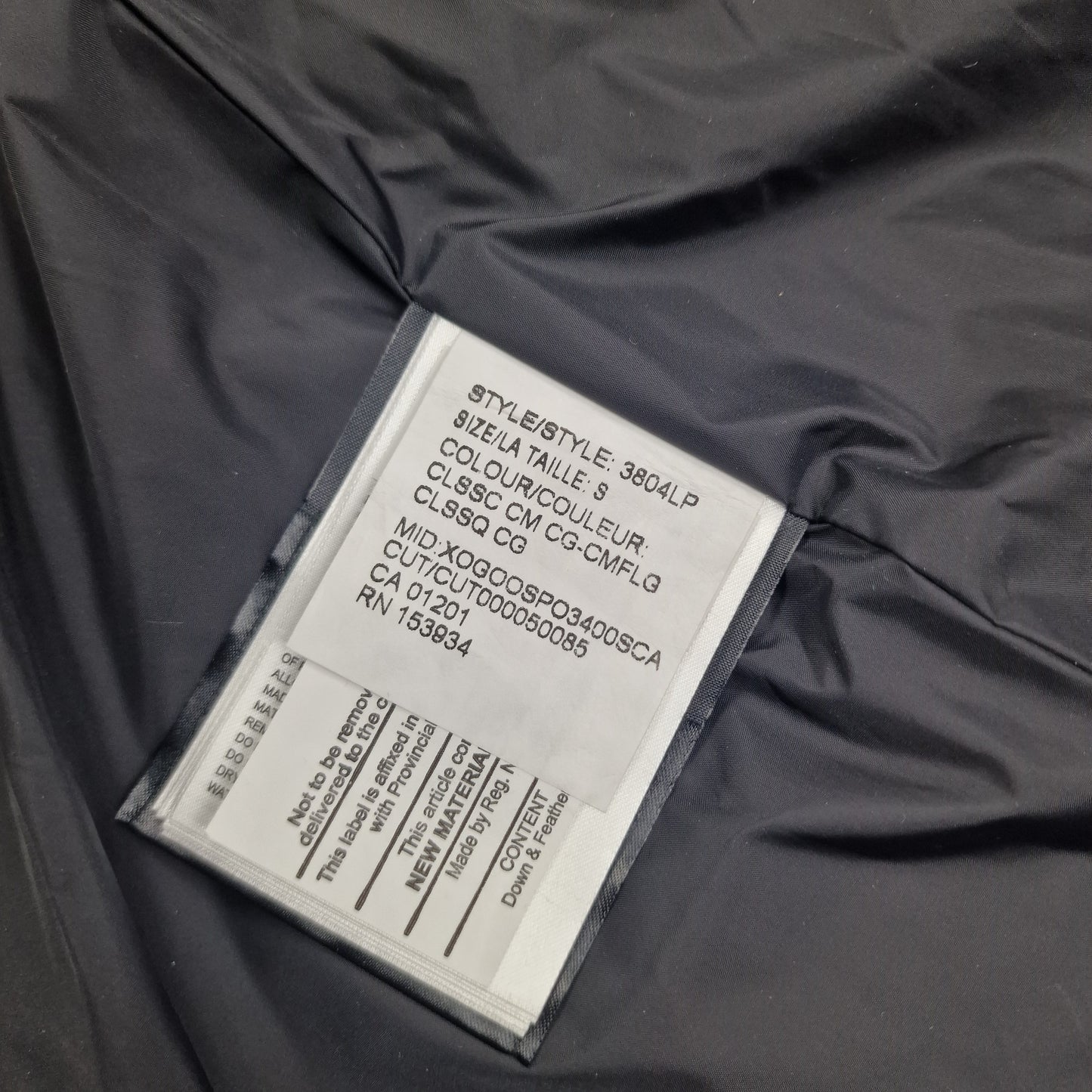 Canada Goose Chelsea Parka Heritage White Wash Tag Close-Up with Size Model and Color Code Details